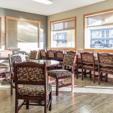Empire Inn & Suites Penhold Bagian luar foto