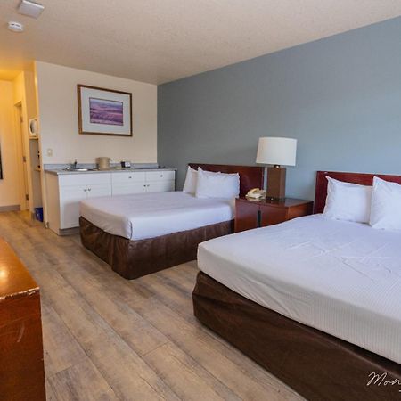Empire Inn & Suites Penhold Bagian luar foto