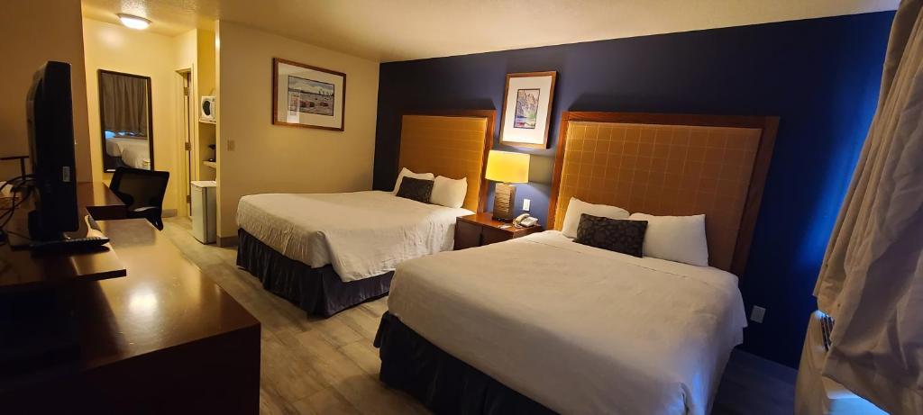 Empire Inn & Suites Penhold Bagian luar foto