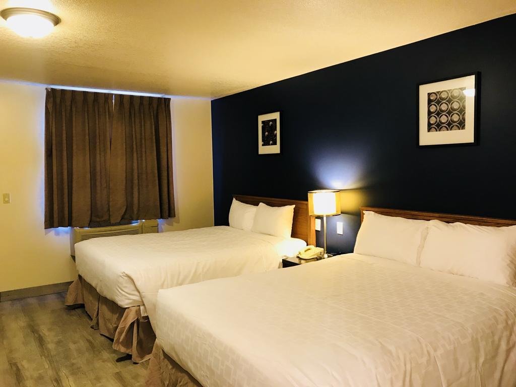Empire Inn & Suites Penhold Bagian luar foto