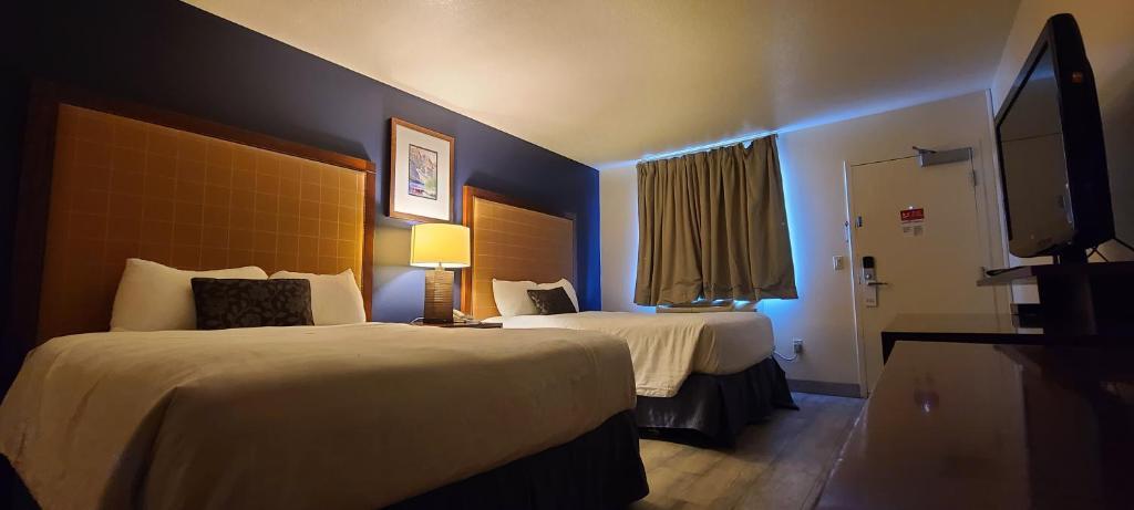 Empire Inn & Suites Penhold Bagian luar foto