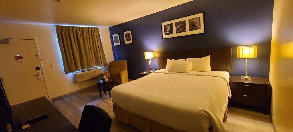 Empire Inn & Suites Penhold Bagian luar foto