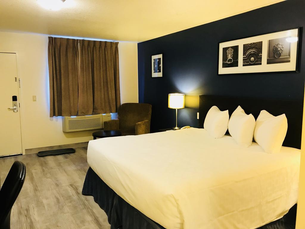 Empire Inn & Suites Penhold Bagian luar foto