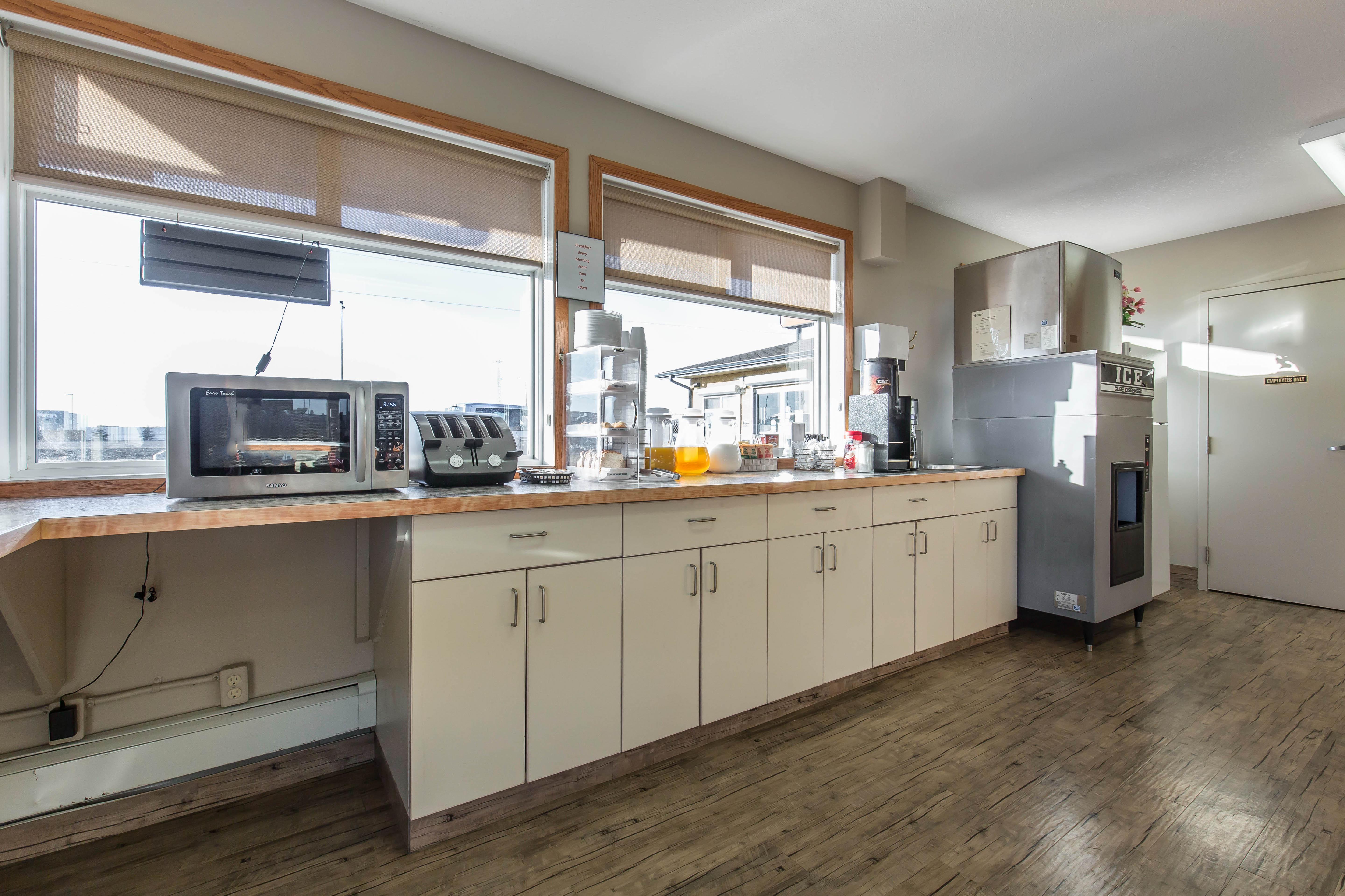 Empire Inn & Suites Penhold Bagian luar foto