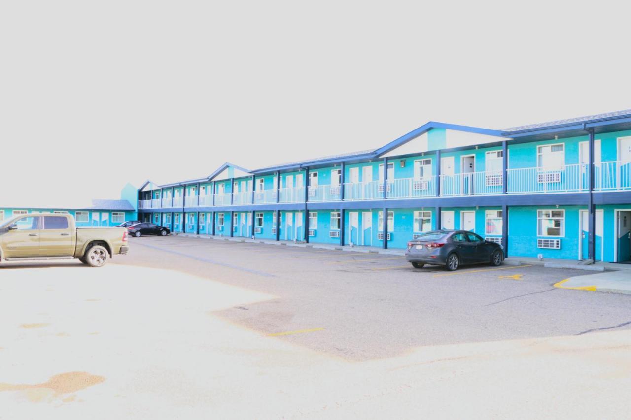 Empire Inn & Suites Penhold Bagian luar foto