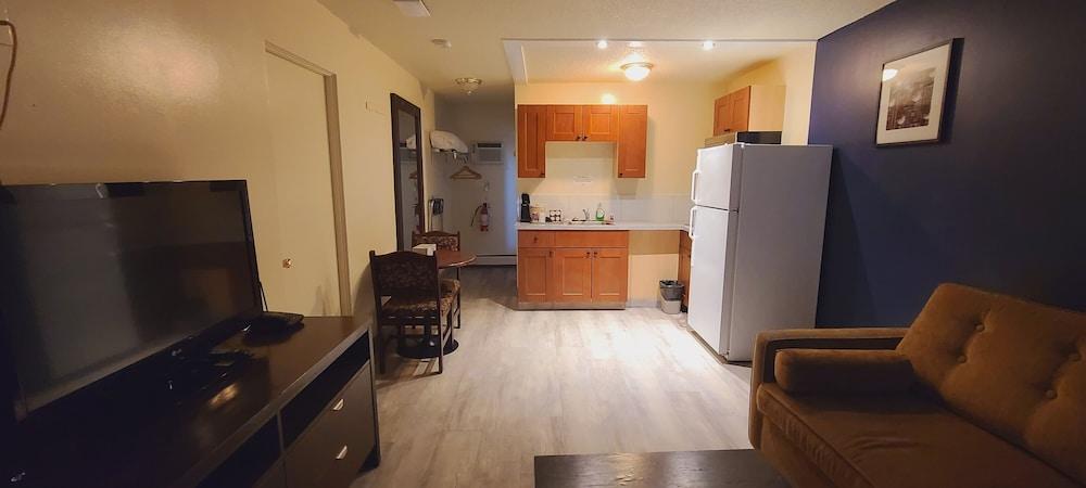 Empire Inn & Suites Penhold Bagian luar foto