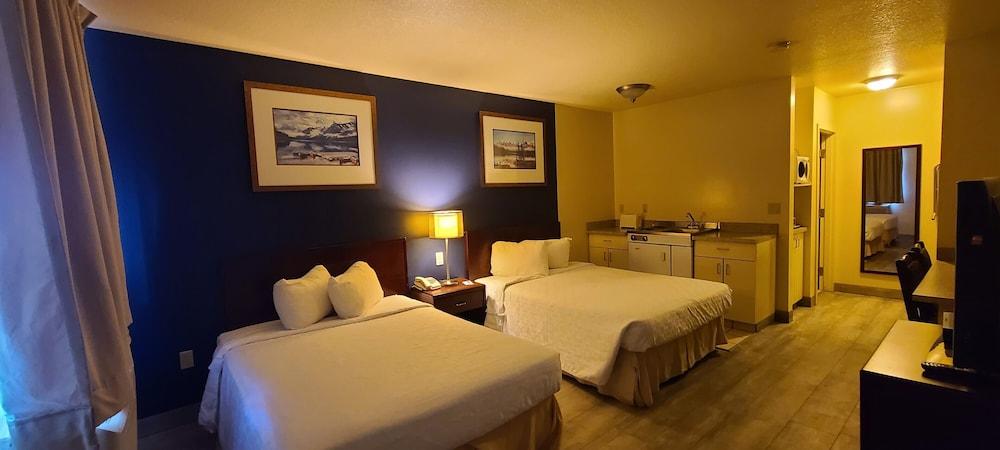 Empire Inn & Suites Penhold Bagian luar foto