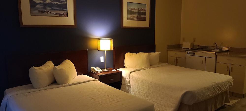 Empire Inn & Suites Penhold Bagian luar foto