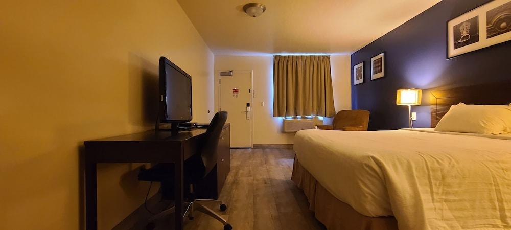 Empire Inn & Suites Penhold Bagian luar foto