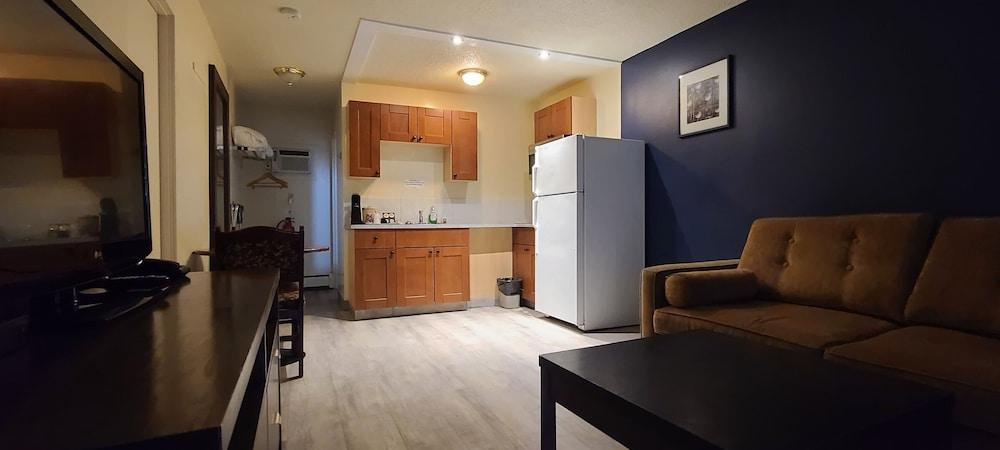 Empire Inn & Suites Penhold Bagian luar foto