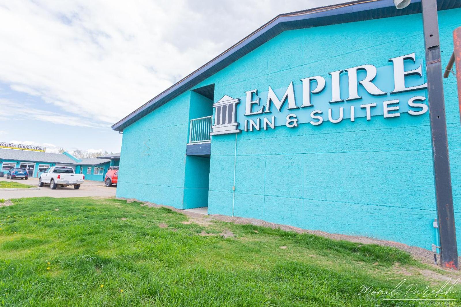 Empire Inn & Suites Penhold Bagian luar foto