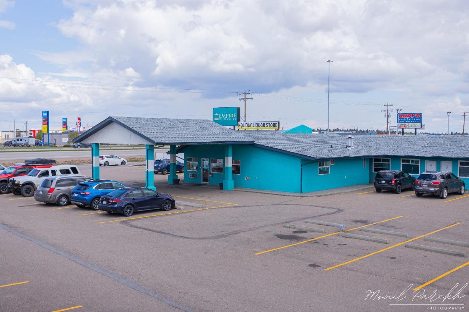 Empire Inn & Suites Penhold Bagian luar foto