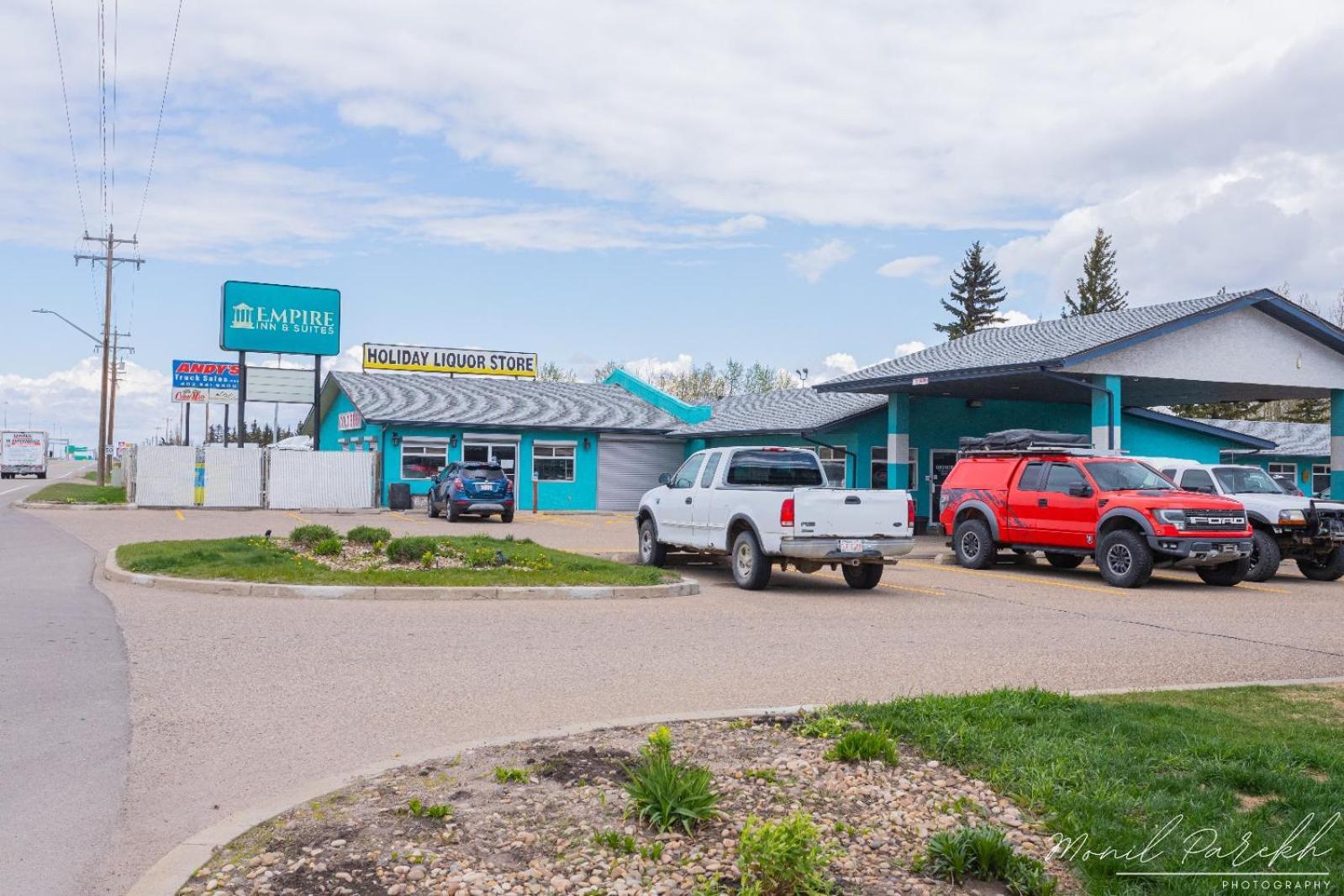 Empire Inn & Suites Penhold Bagian luar foto