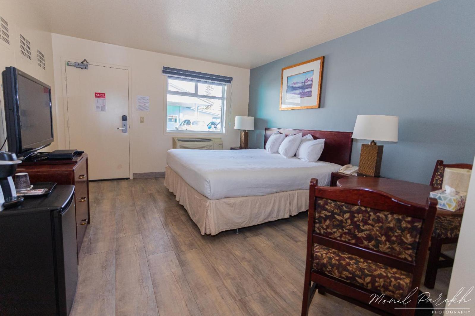 Empire Inn & Suites Penhold Bagian luar foto