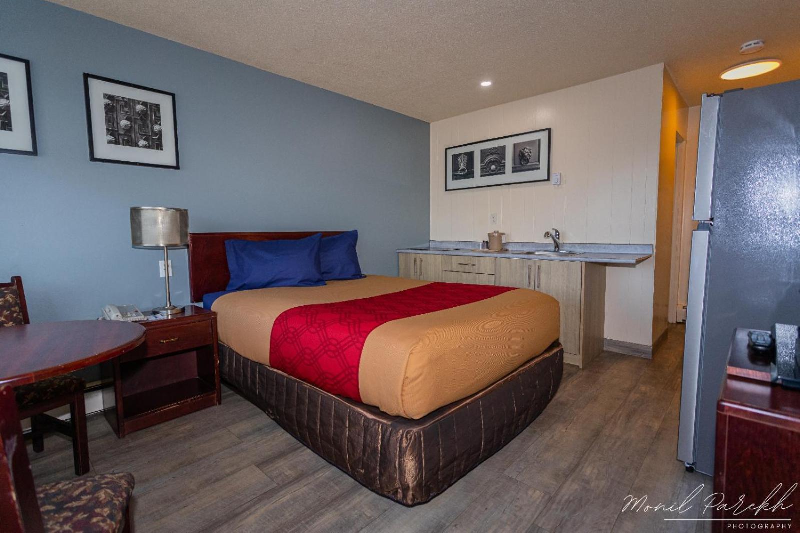 Empire Inn & Suites Penhold Bagian luar foto
