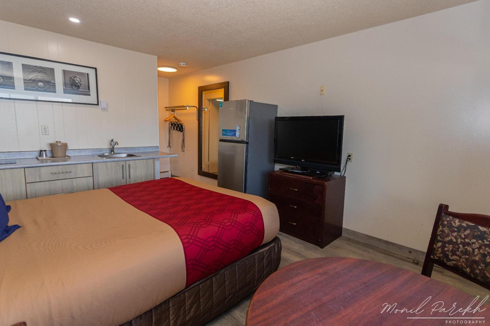 Empire Inn & Suites Penhold Bagian luar foto