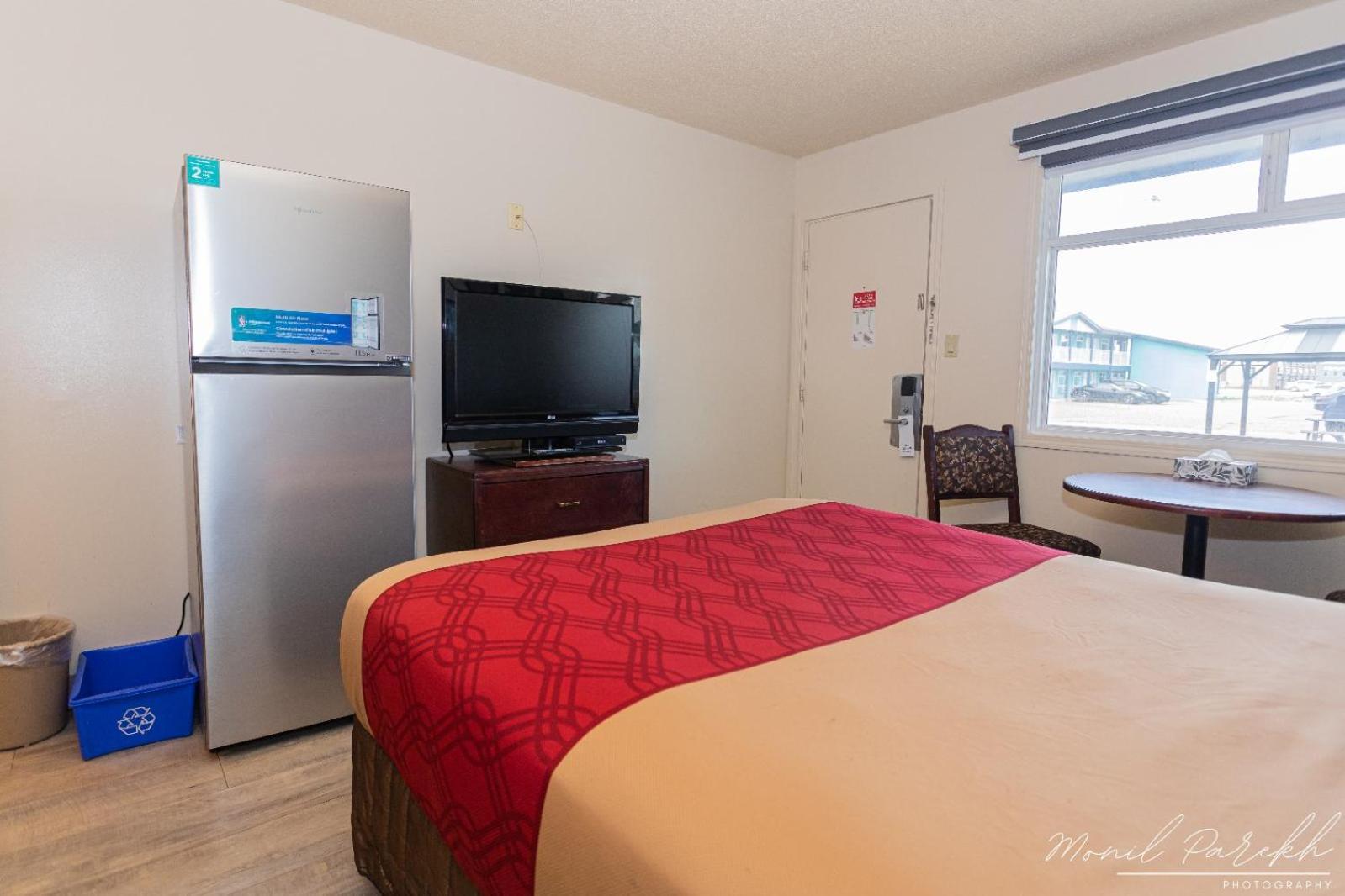 Empire Inn & Suites Penhold Bagian luar foto