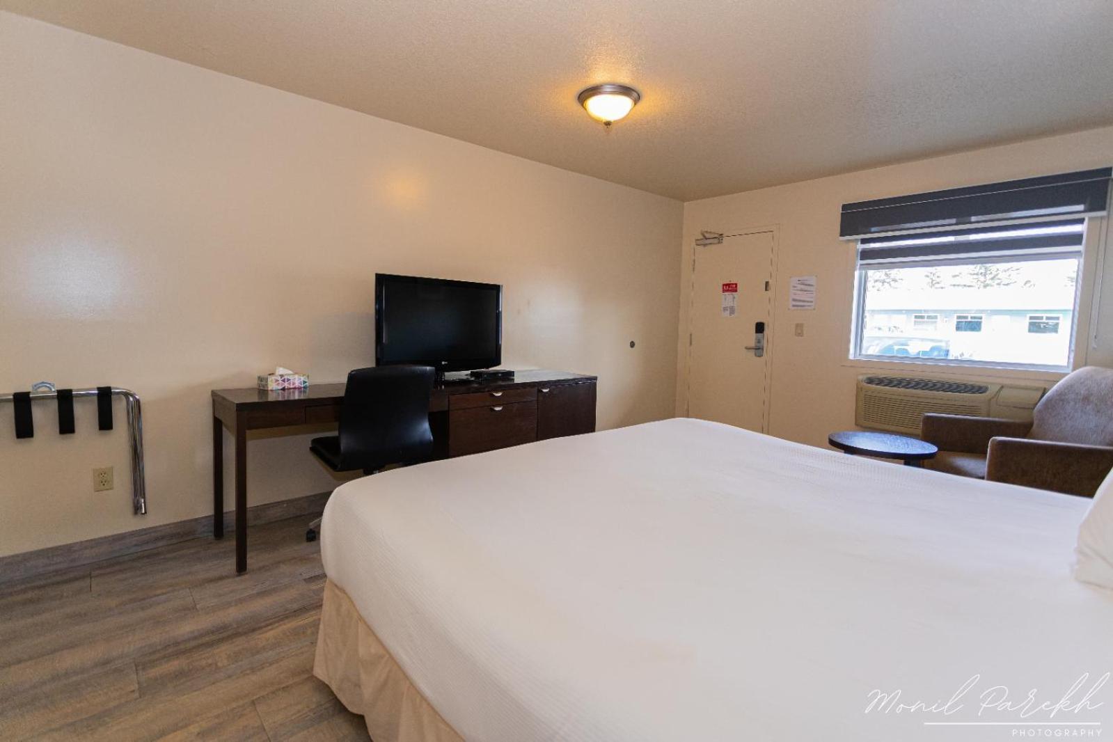 Empire Inn & Suites Penhold Bagian luar foto
