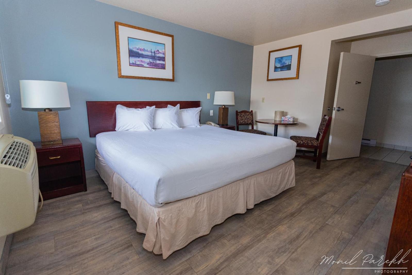 Empire Inn & Suites Penhold Bagian luar foto