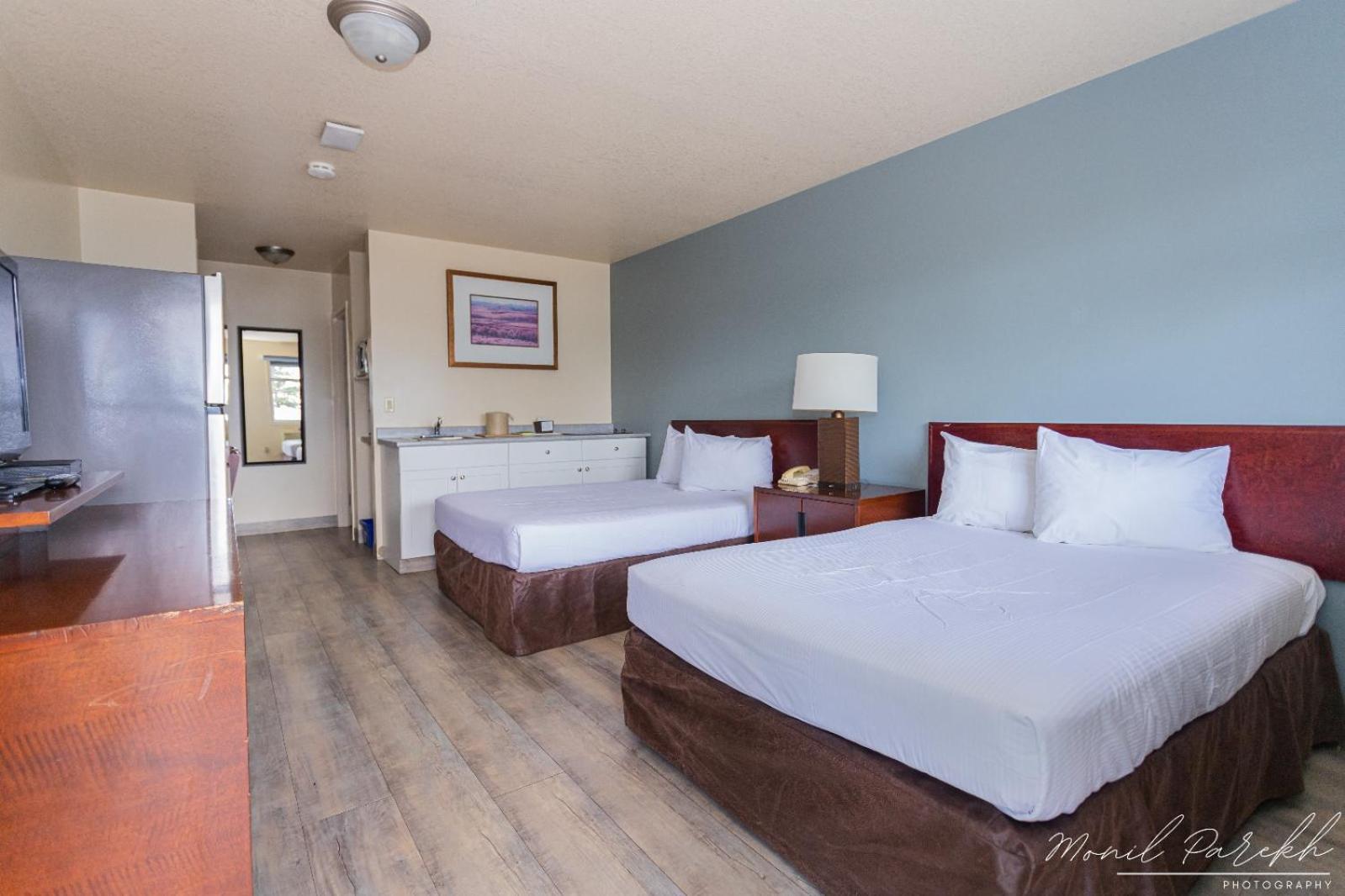 Empire Inn & Suites Penhold Bagian luar foto