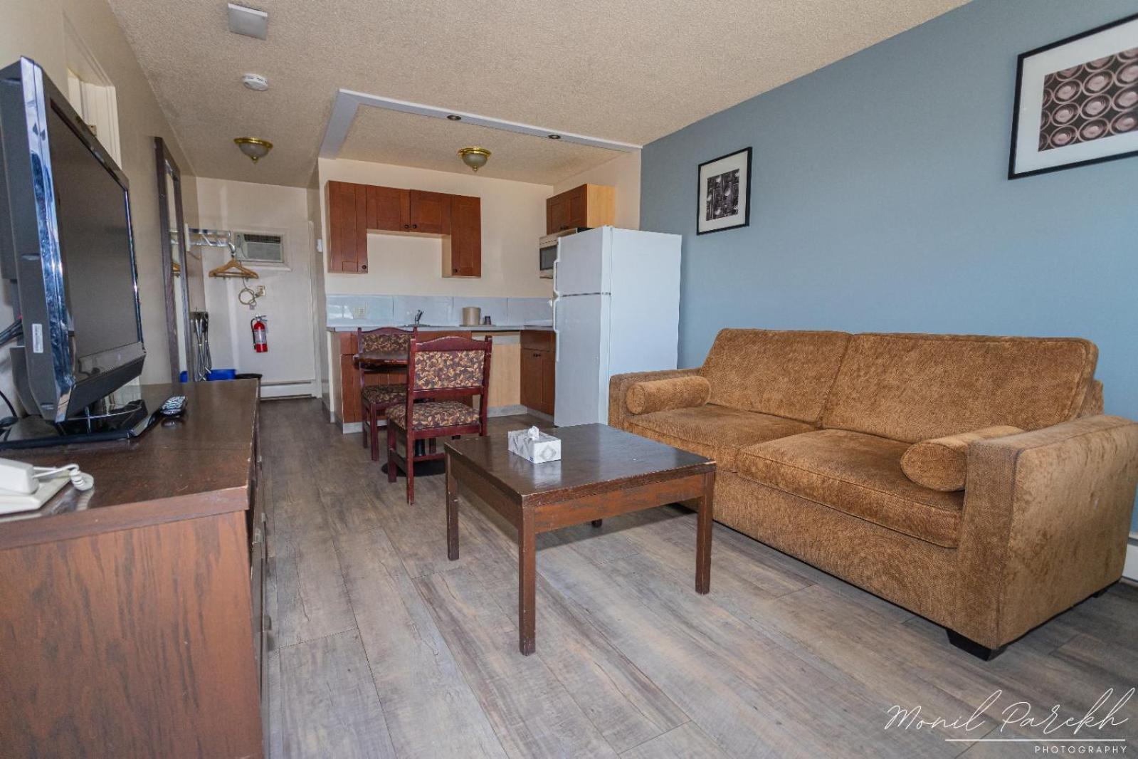 Empire Inn & Suites Penhold Bagian luar foto