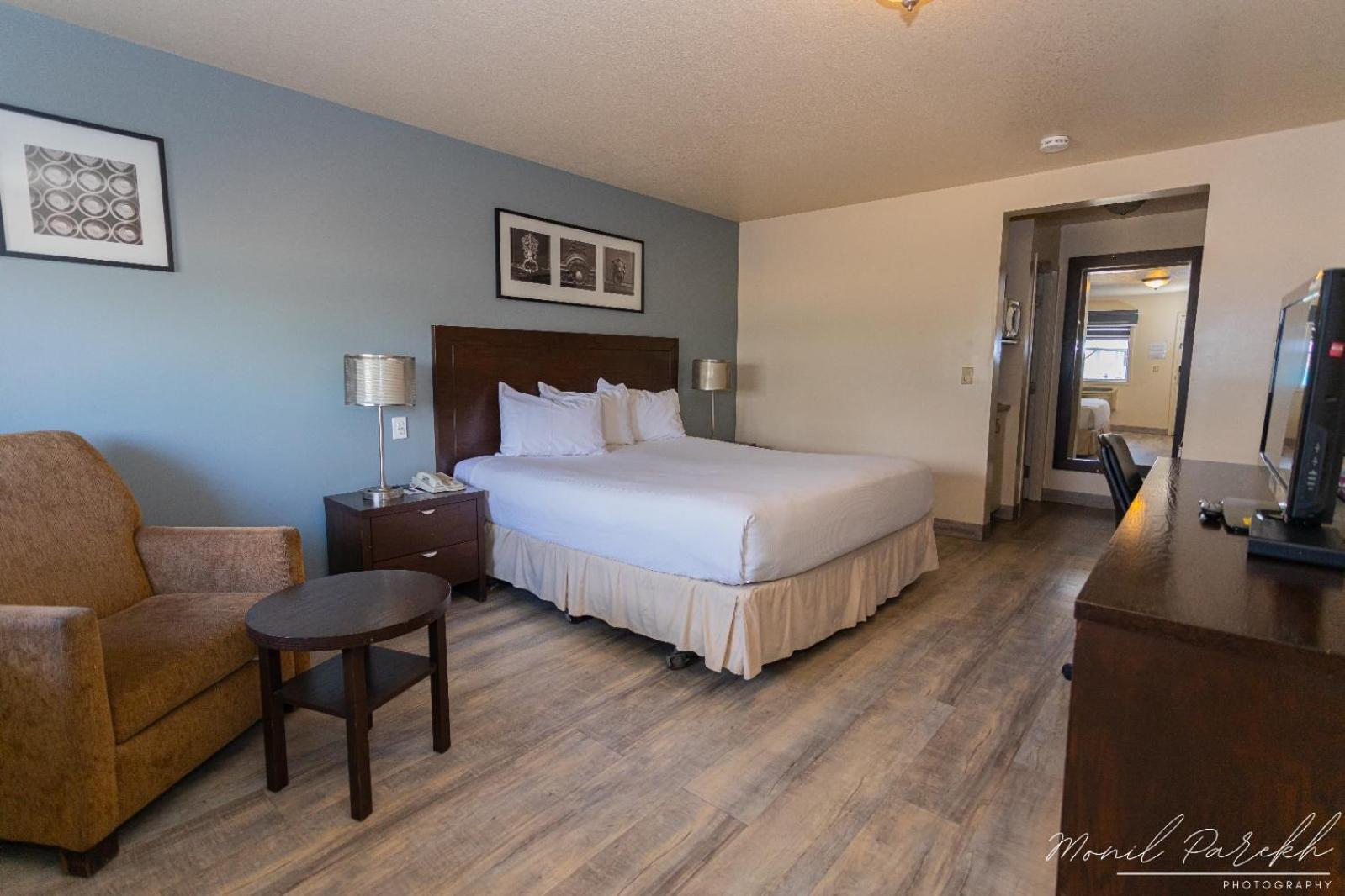 Empire Inn & Suites Penhold Bagian luar foto