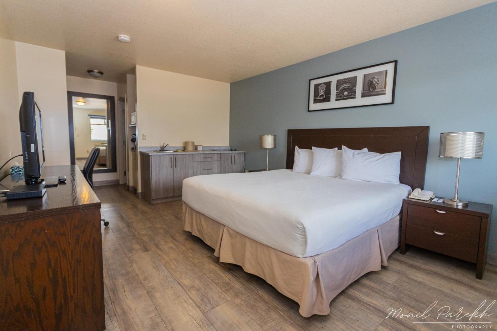 Empire Inn & Suites Penhold Bagian luar foto