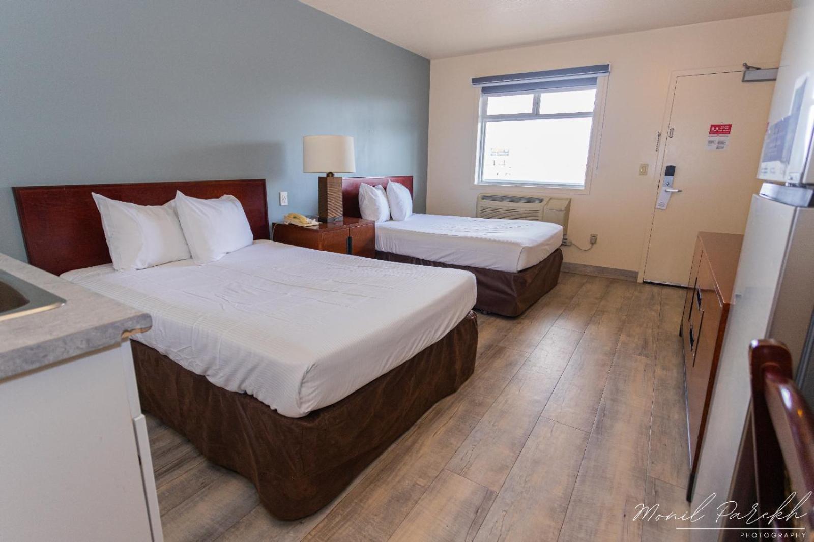 Empire Inn & Suites Penhold Bagian luar foto