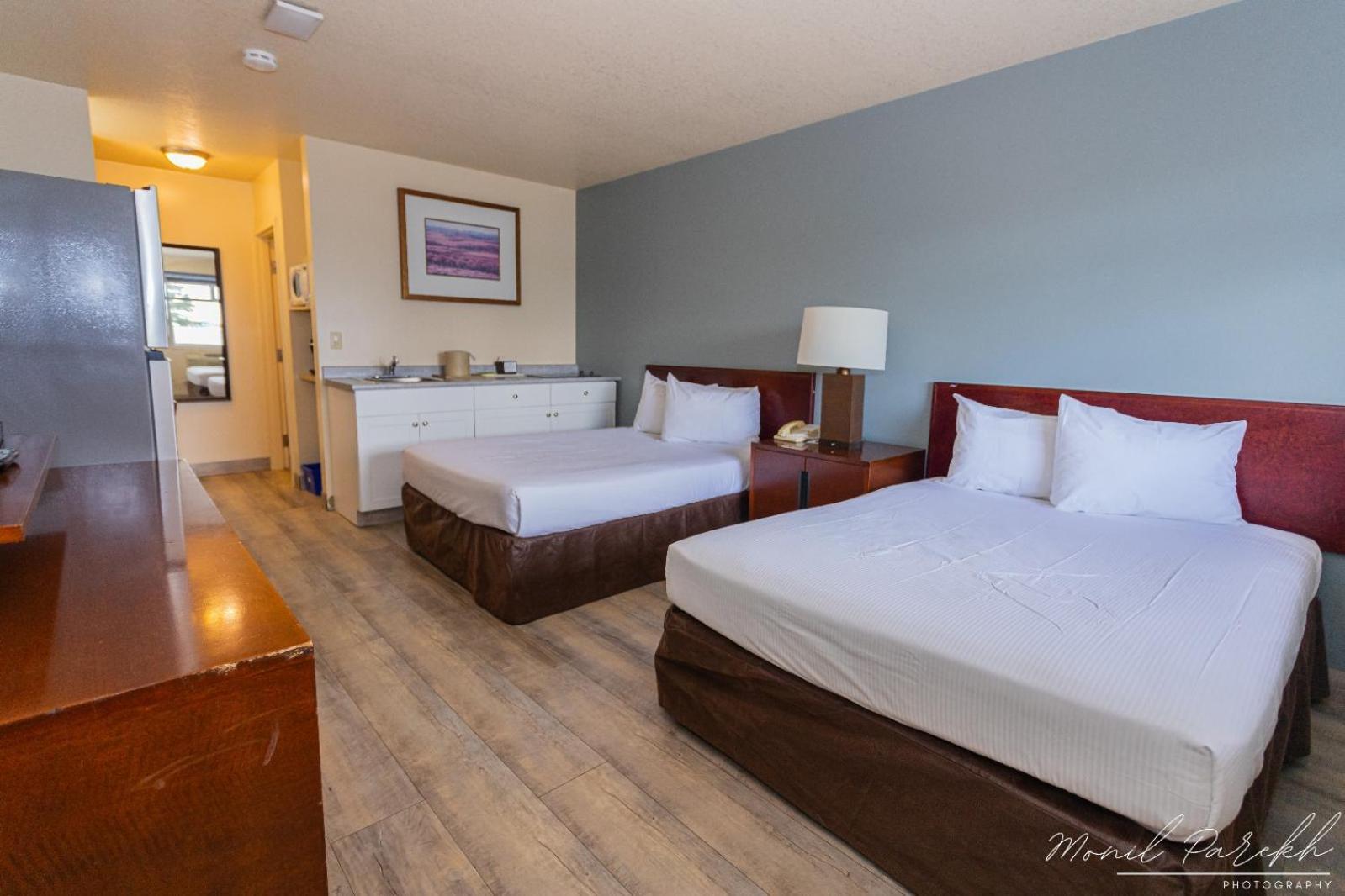 Empire Inn & Suites Penhold Bagian luar foto