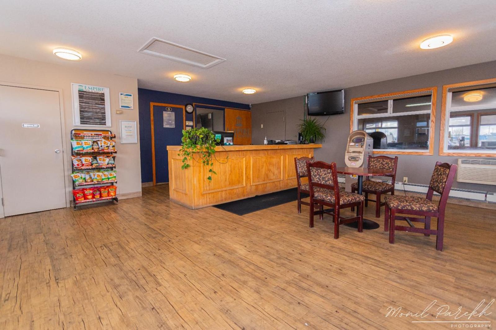 Empire Inn & Suites Penhold Bagian luar foto