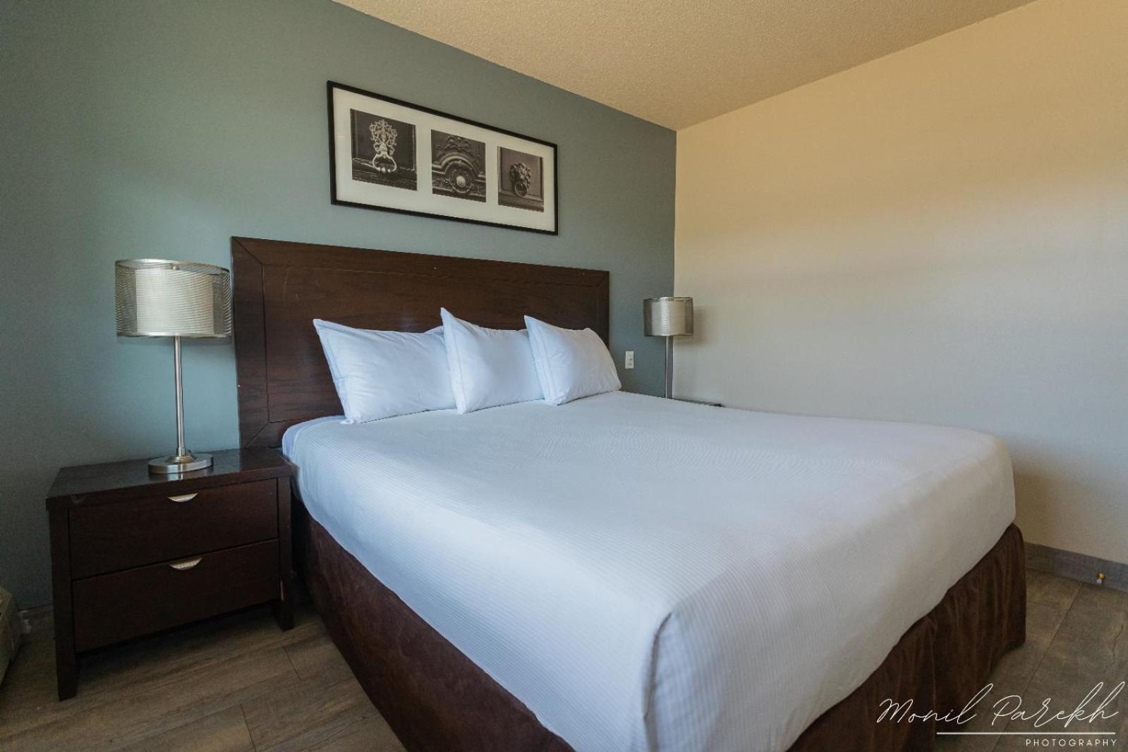 Empire Inn & Suites Penhold Bagian luar foto