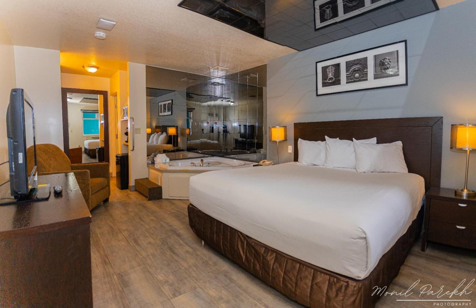 Empire Inn & Suites Penhold Bagian luar foto
