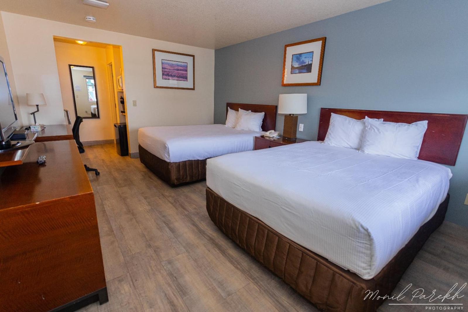 Empire Inn & Suites Penhold Bagian luar foto