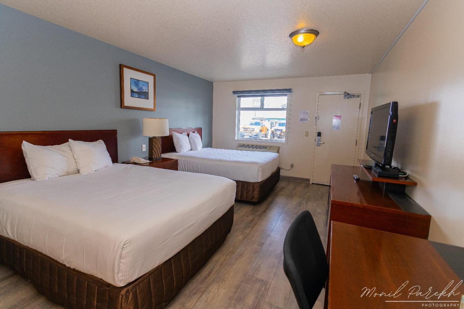 Empire Inn & Suites Penhold Bagian luar foto
