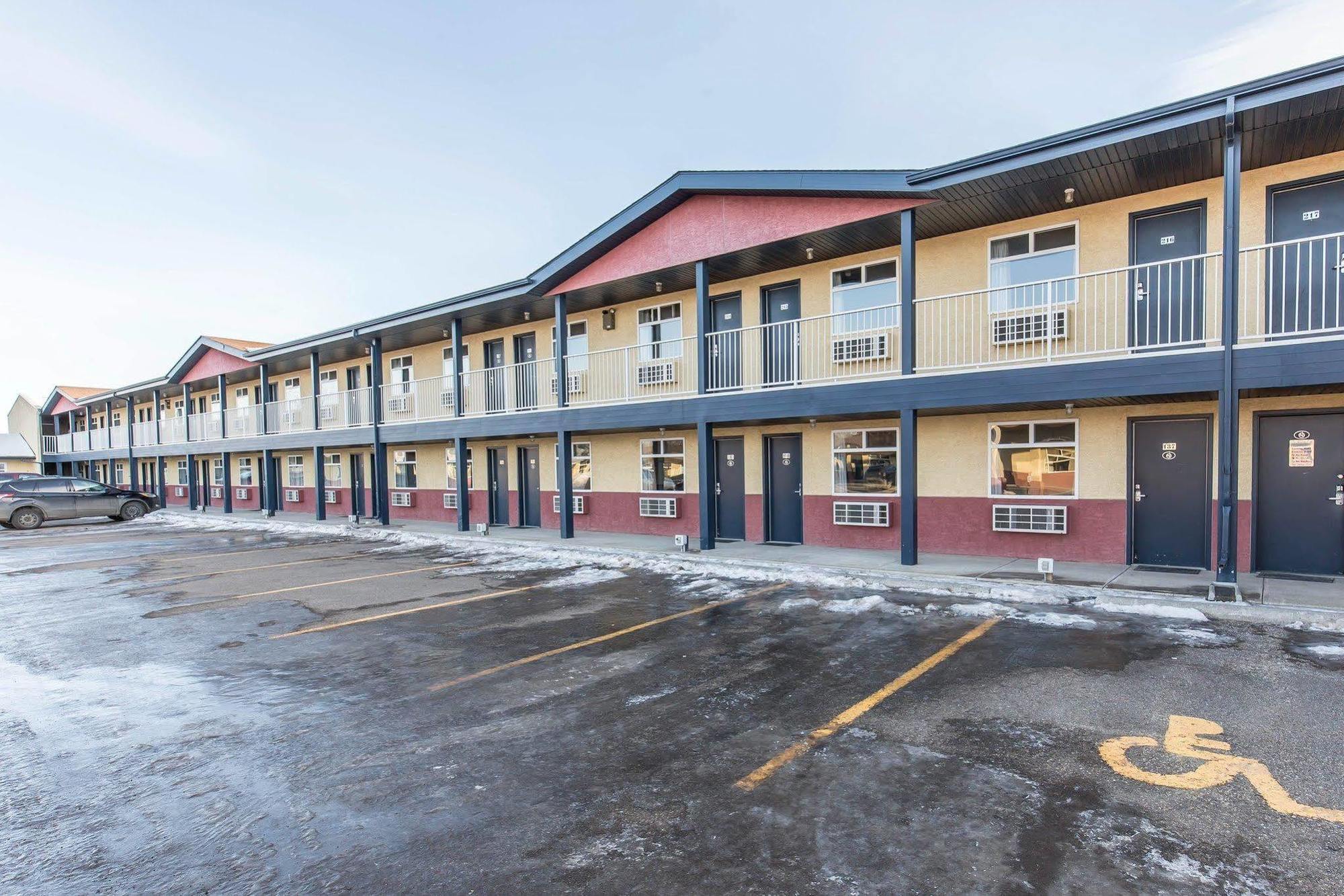 Empire Inn & Suites Penhold Bagian luar foto