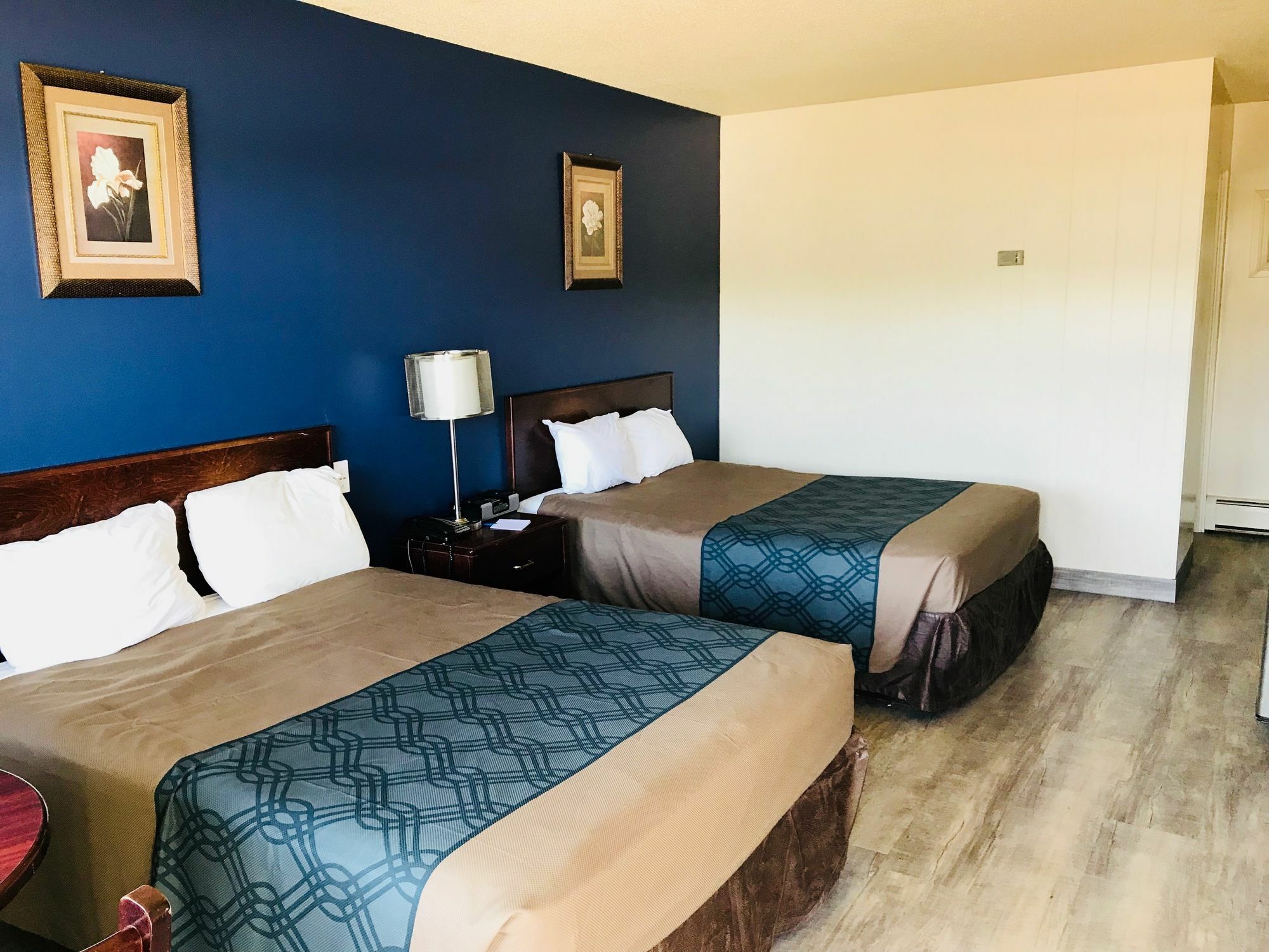 Empire Inn & Suites Penhold Bagian luar foto