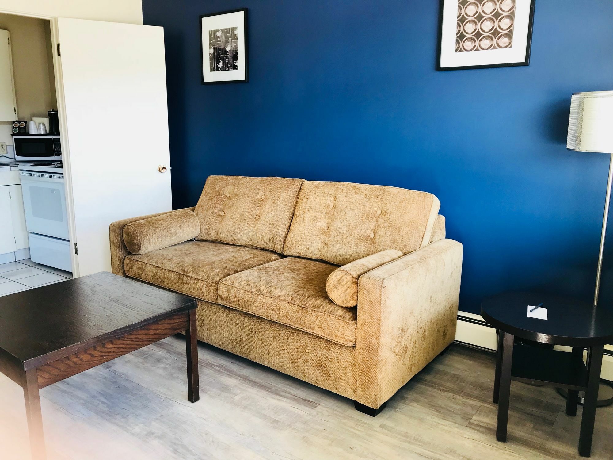 Empire Inn & Suites Penhold Bagian luar foto