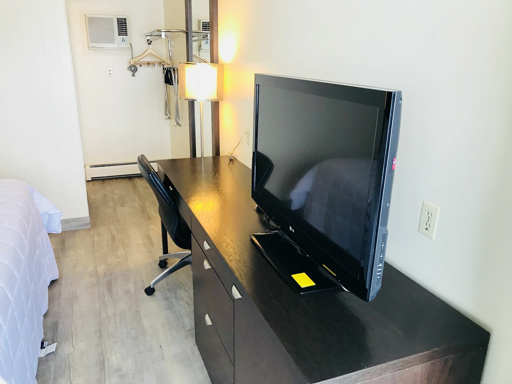 Empire Inn & Suites Penhold Bagian luar foto