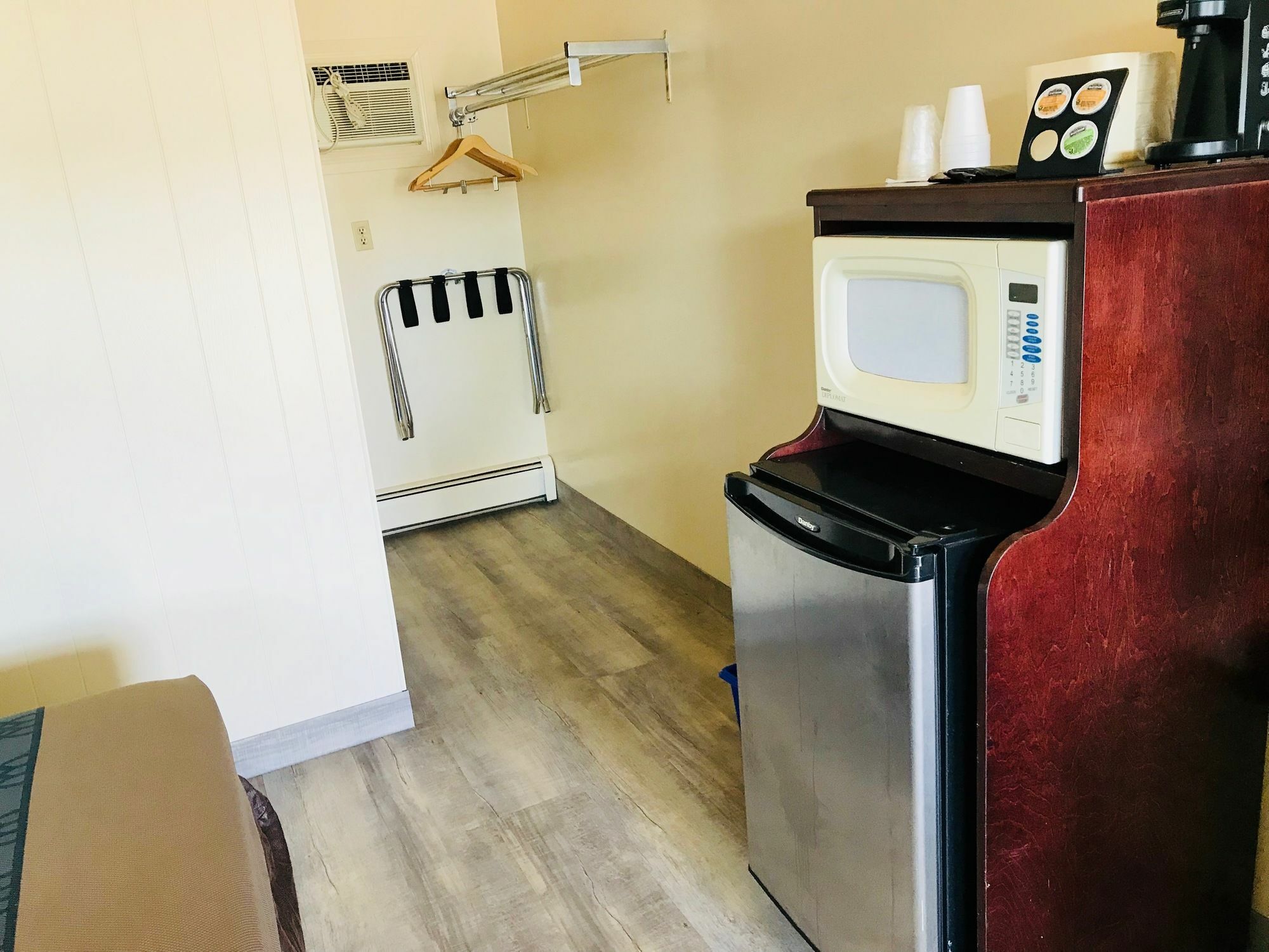 Empire Inn & Suites Penhold Bagian luar foto