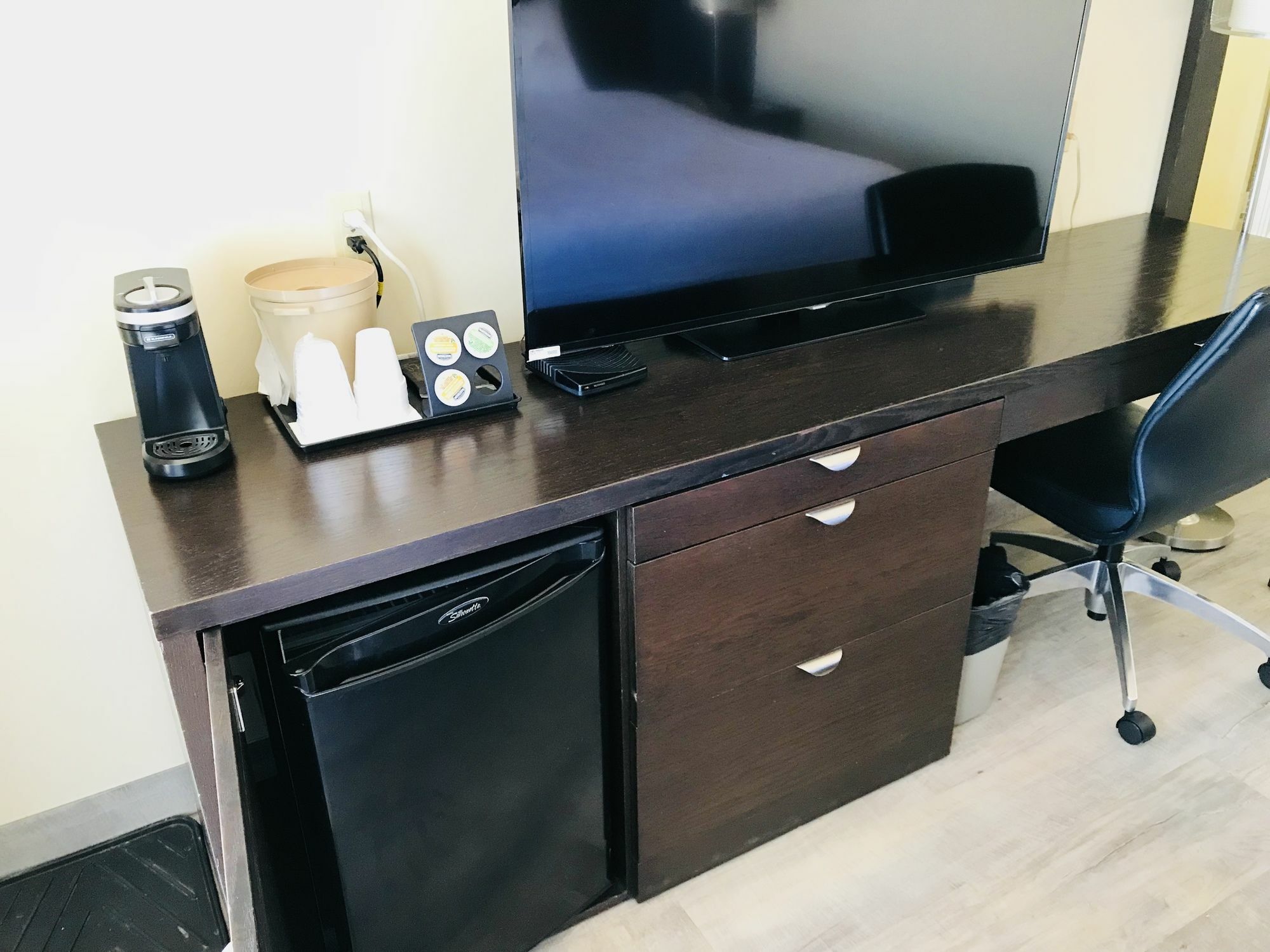 Empire Inn & Suites Penhold Bagian luar foto