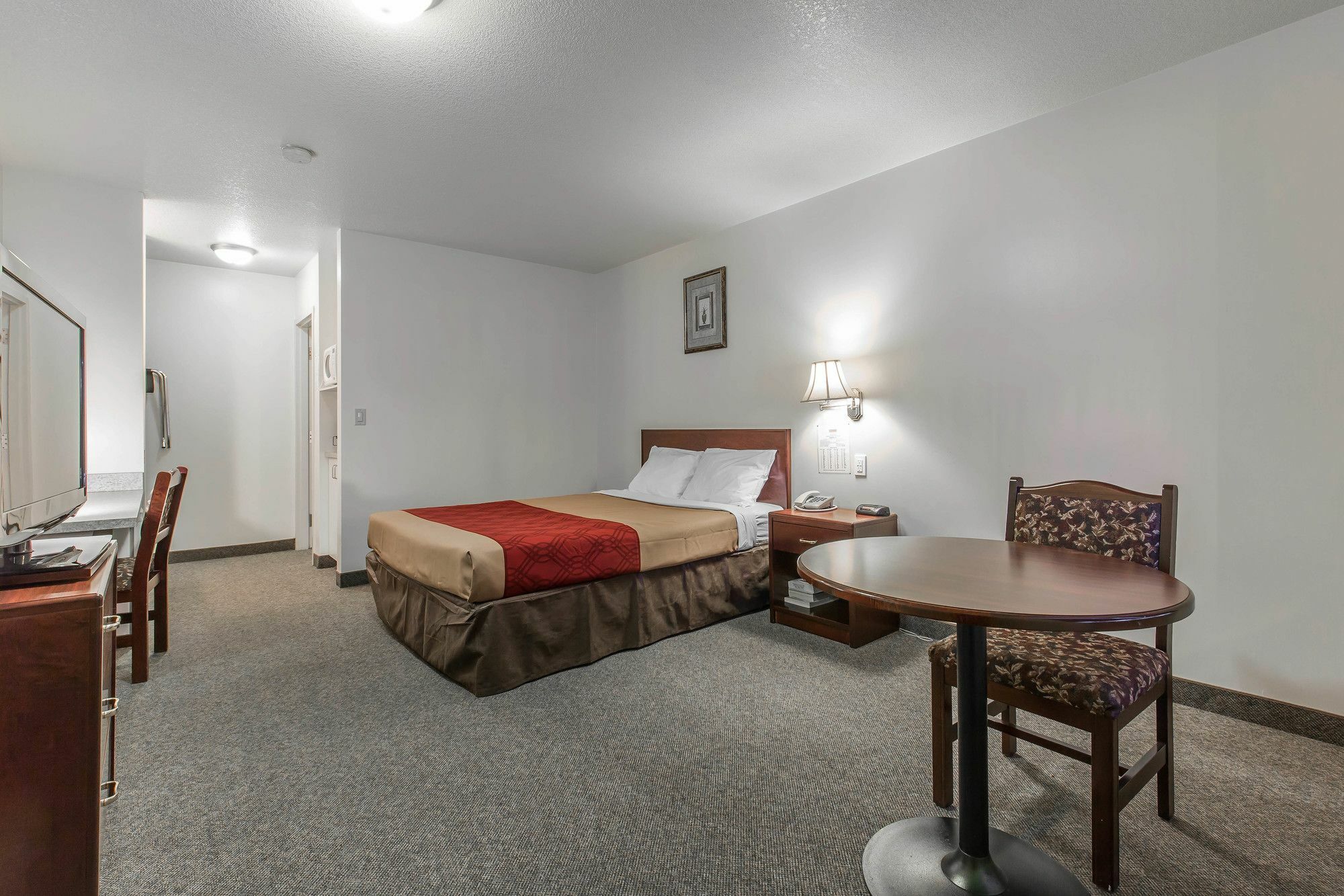 Empire Inn & Suites Penhold Bagian luar foto