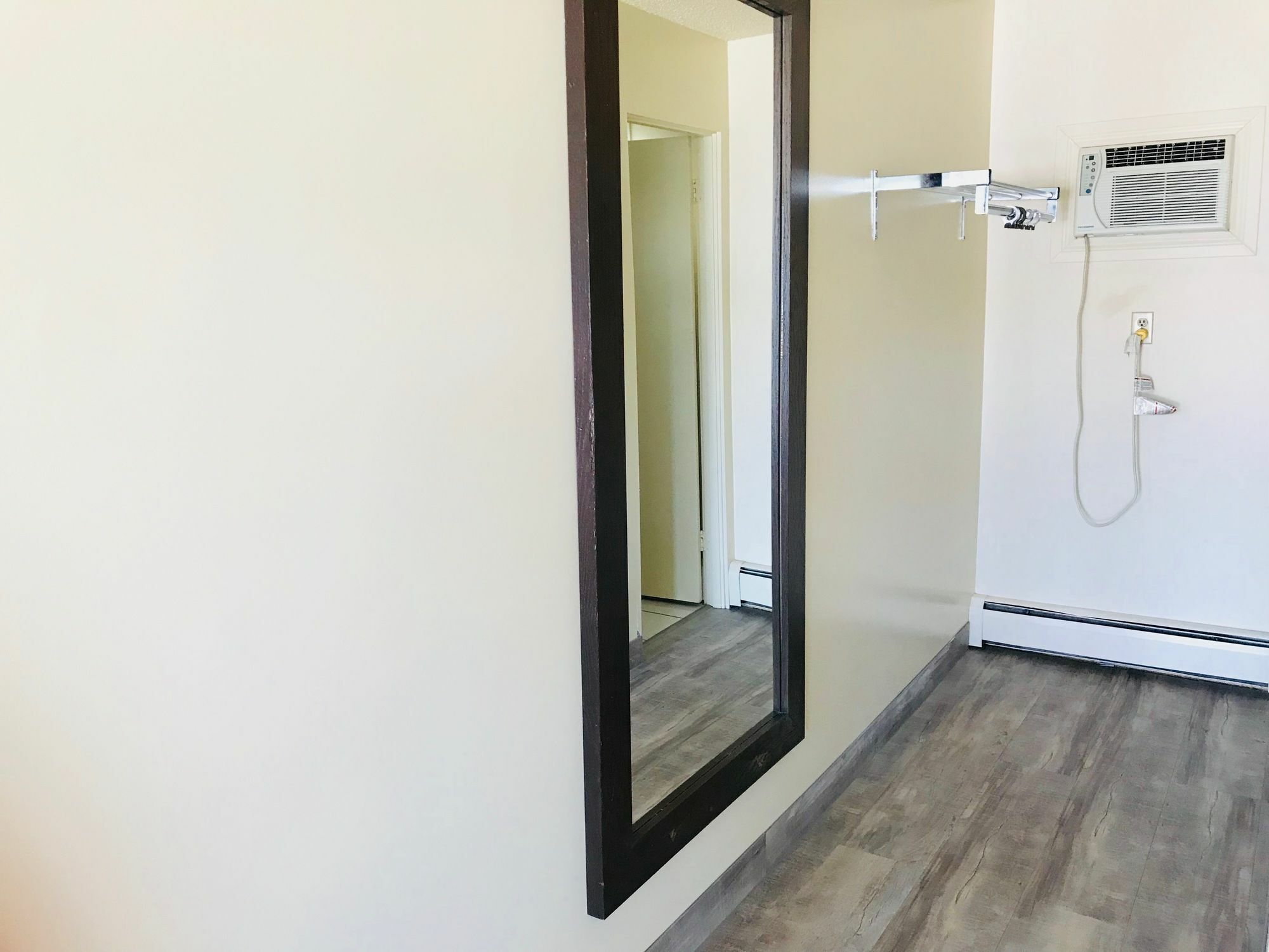 Empire Inn & Suites Penhold Bagian luar foto