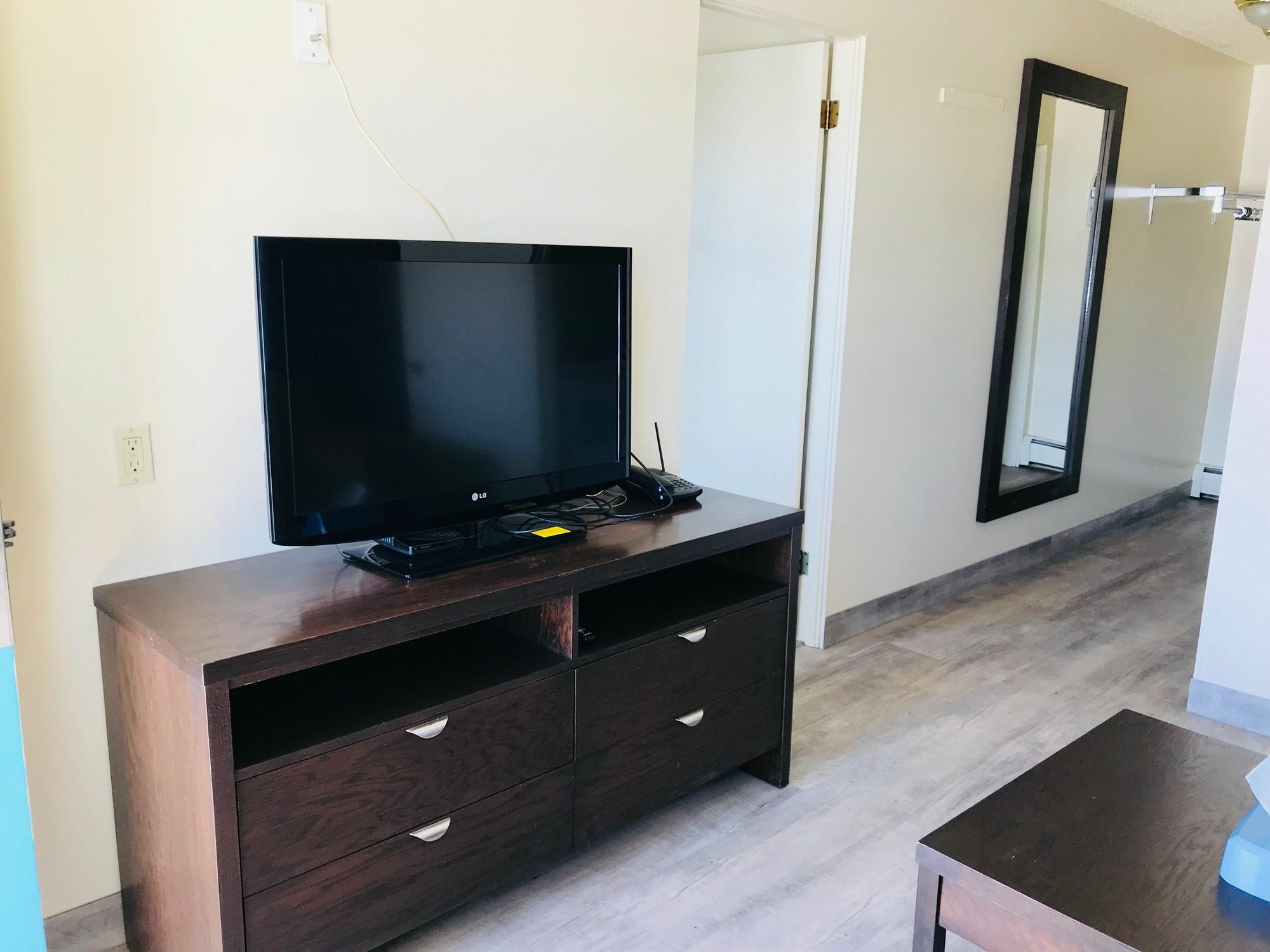 Empire Inn & Suites Penhold Bagian luar foto