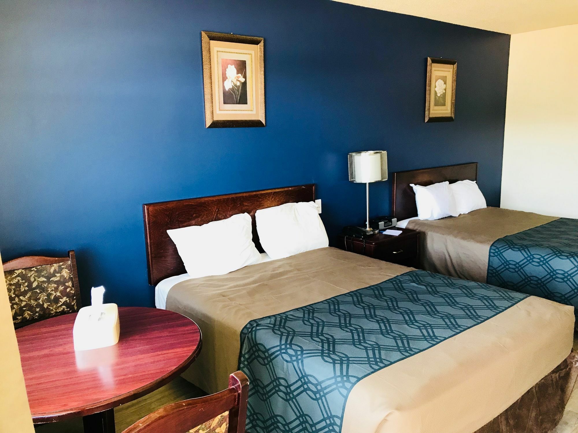 Empire Inn & Suites Penhold Bagian luar foto