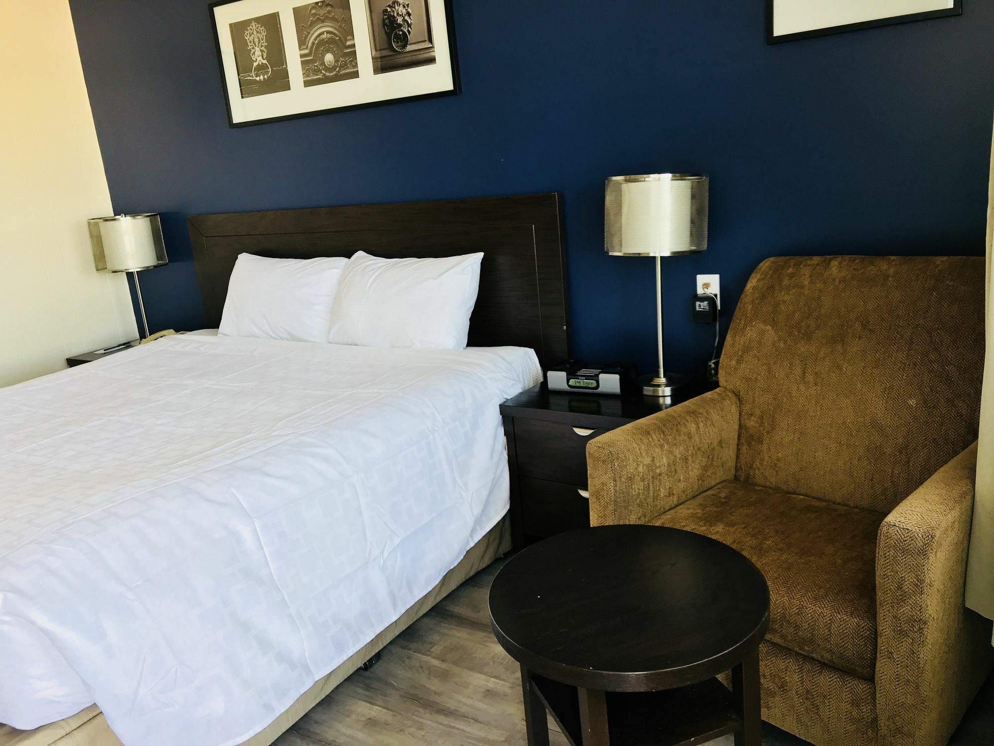 Empire Inn & Suites Penhold Bagian luar foto