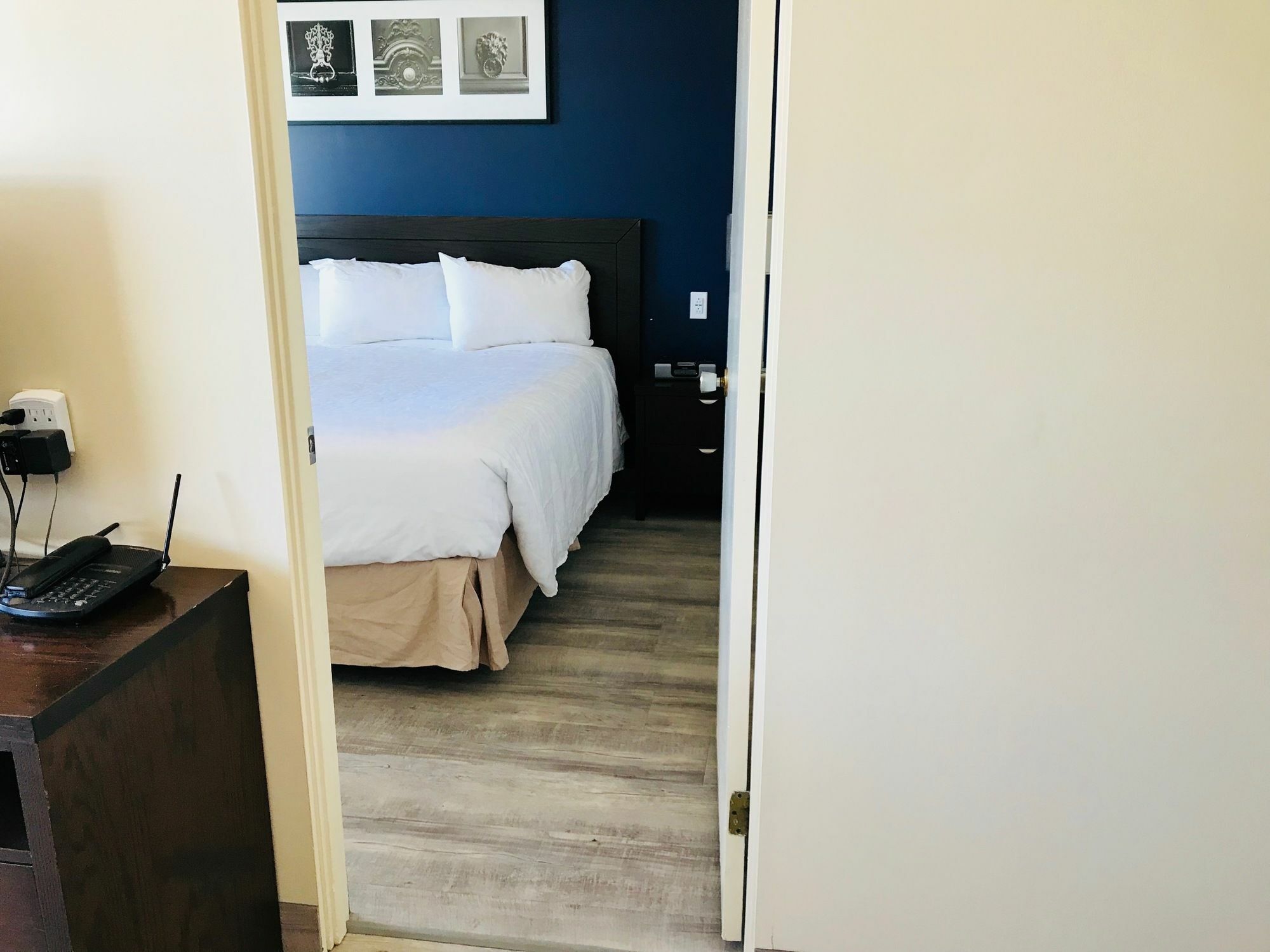 Empire Inn & Suites Penhold Bagian luar foto