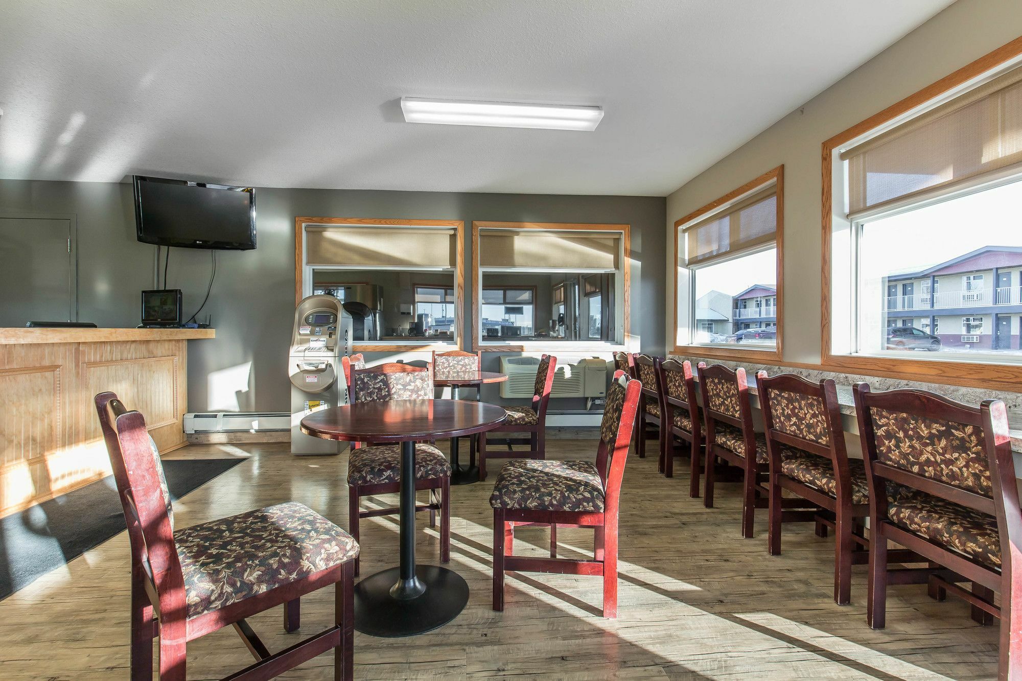 Empire Inn & Suites Penhold Bagian luar foto