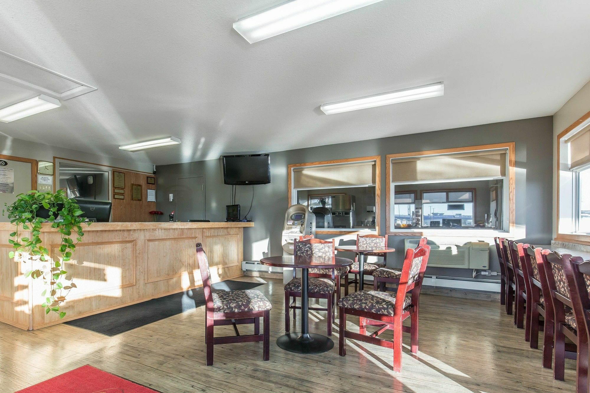 Empire Inn & Suites Penhold Bagian luar foto