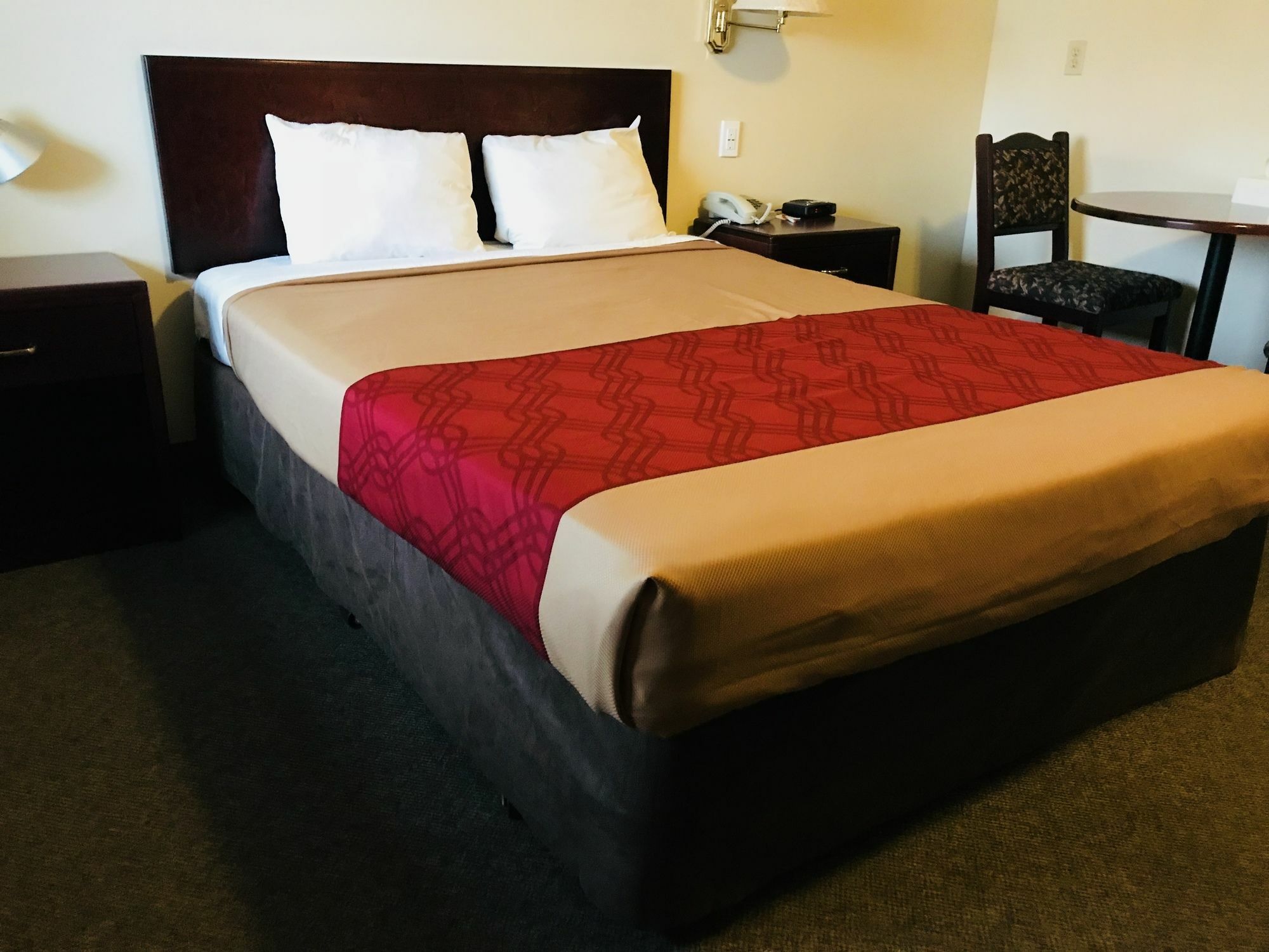 Empire Inn & Suites Penhold Bagian luar foto