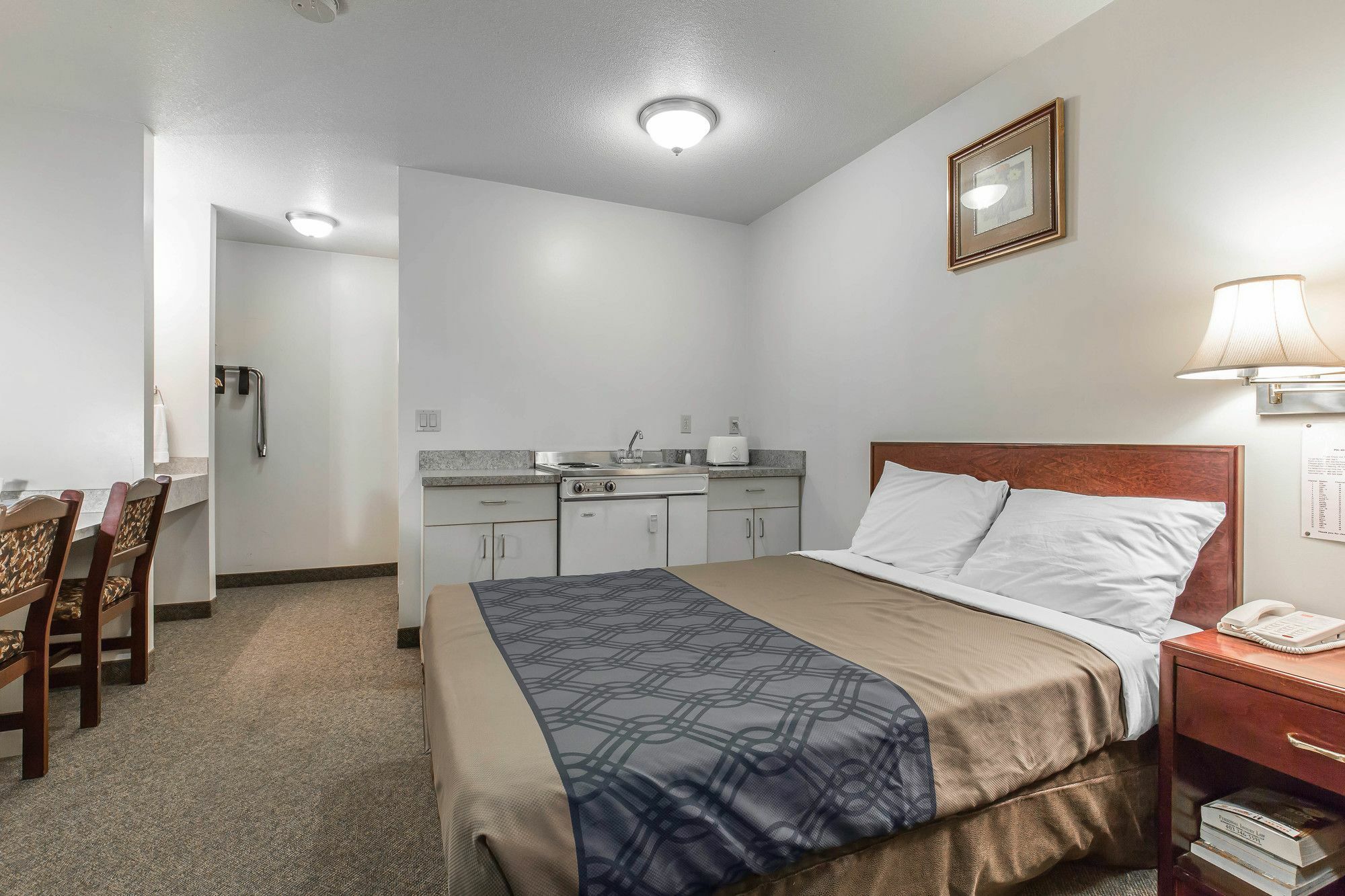 Empire Inn & Suites Penhold Bagian luar foto